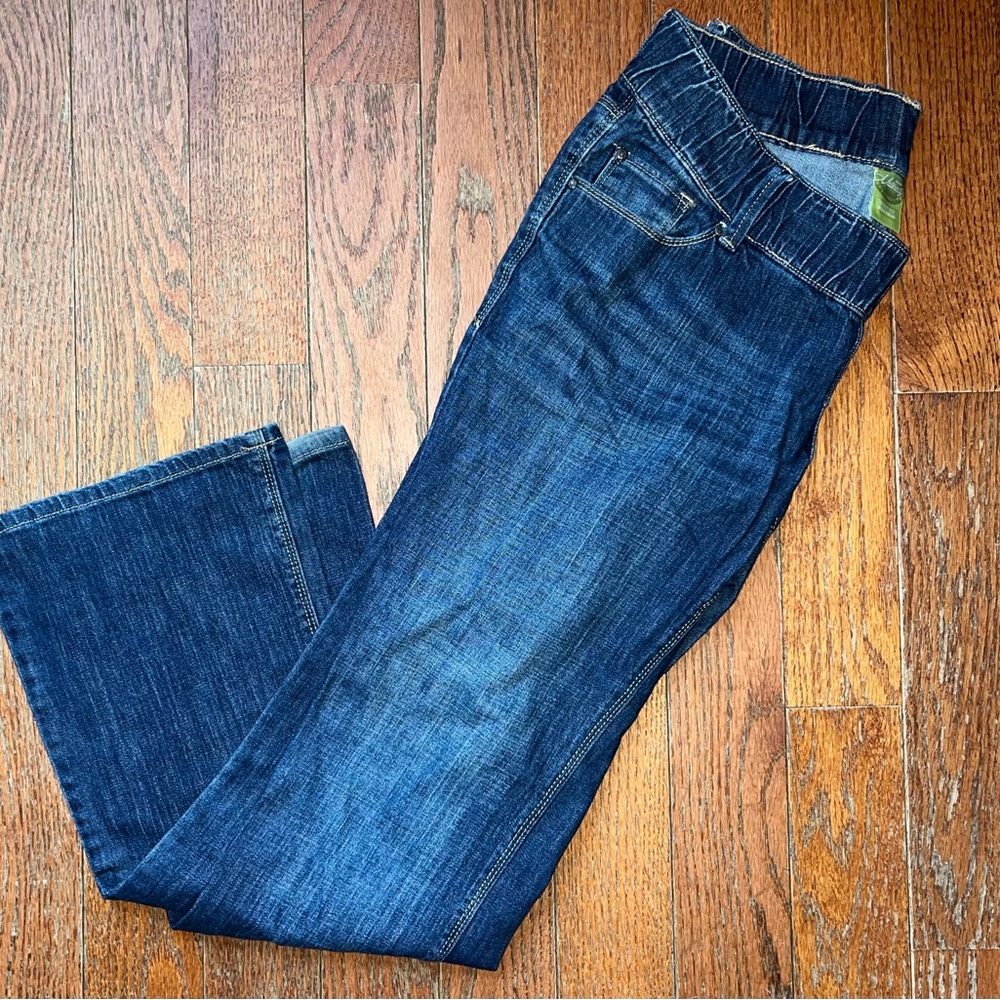 Old Navy maternity jeans. Gently worn. Size 6 elastic waist.